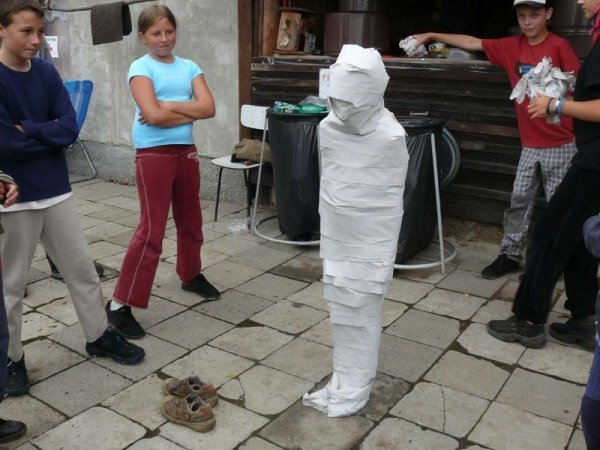 A gyerekeket WC-papír múmiával szórakoztathatja.