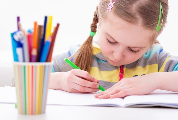 Iskolakezdés előtt mindenképpen tudjon a gyermek rajzolni, festeni, modellezni vagy ollóval nyírni.