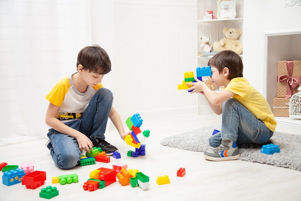 Fejlessze az óvodáskorú gyermekek motorikus készségeit, például egy összerakós játékkal.