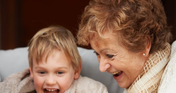 A gyerekeket bízza a nagymamákra, hogy hozzászokjanak a másokkal történő együttléthez.