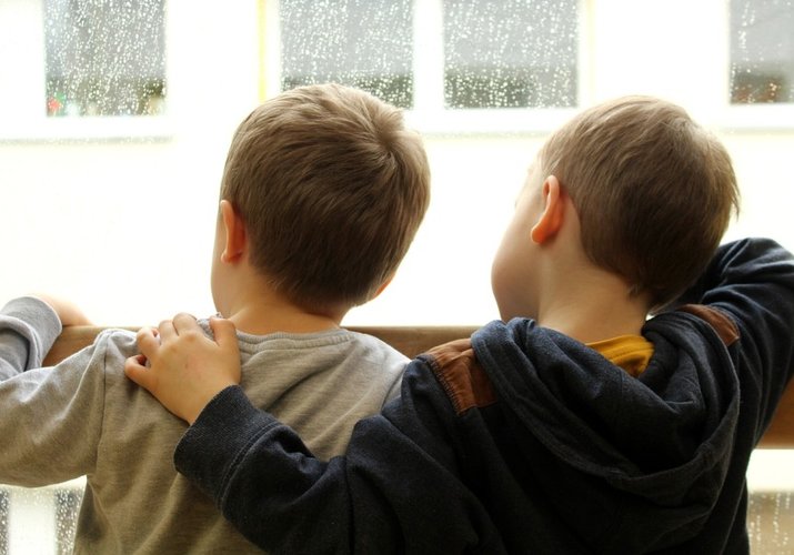 Tippek, mit csináljunk a gyerekekkel, ha kint esik az eső>