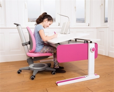 Ergonomická židle a dostatečně velký stůl zajistí dětem při psaní pohodlí.
