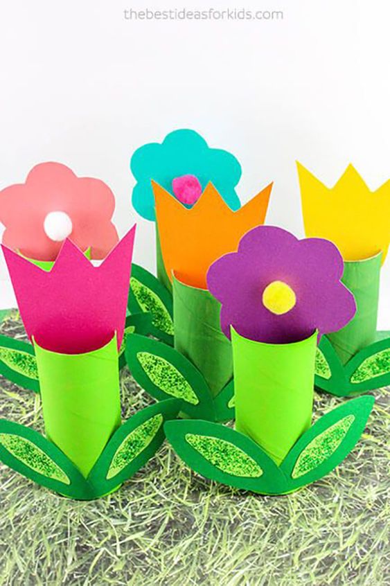 Z ruliček od toaletního papíru můžete s dětmi vytvořit krásnou květinovou zahrádku.
