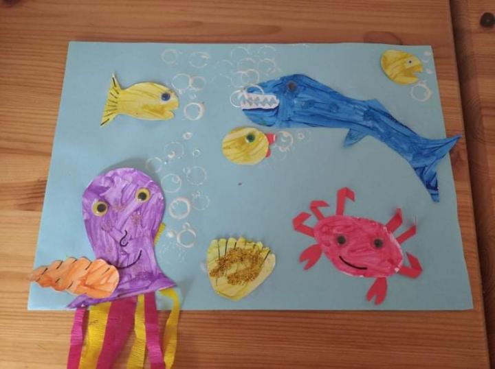 Hozz létre egy víz alatti világot –a papírból készült állatokat színezd ki, vágd körbe, majd ragaszd fel egy kék színű papírra.